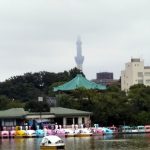 不忍池辯天堂と雲に隠れる東京スカイツリー