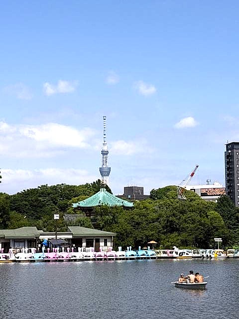上半身裸でボートに乗る３人組の外国人