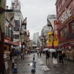 2025年10月4日 雨の上野アメ横の混雑の様子