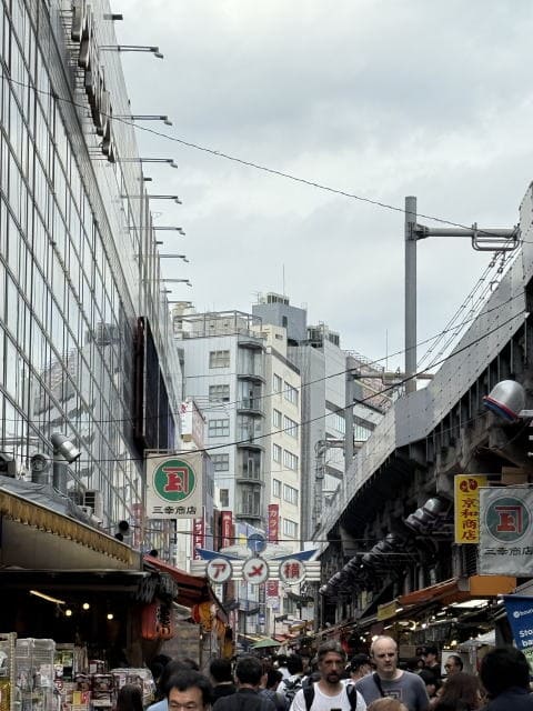 御徒町駅付近のアメ横入口の混雑した様子（2025年10月5日）