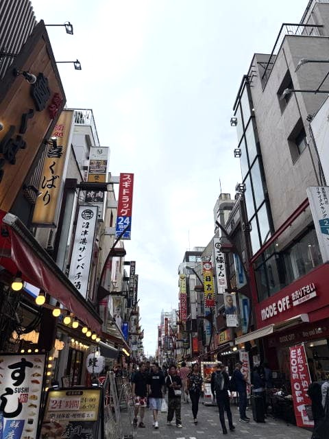 上野アメ横のメイン通りを歩く観光客の様子