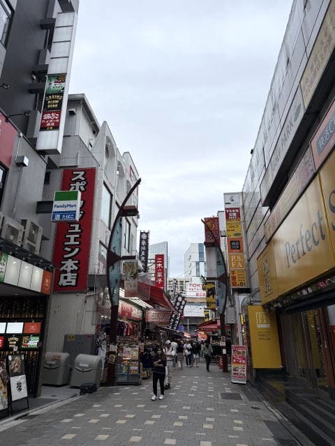 御徒町方面へ続くアメ横通りの風景