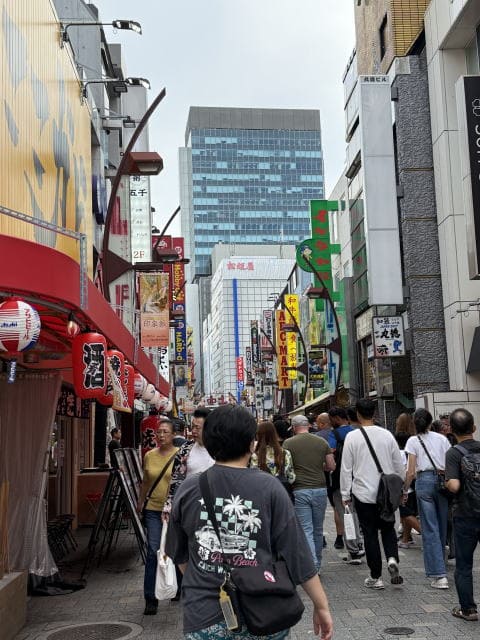 御徒町駅側から見たアメ横通りのにぎわい
