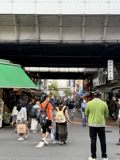 アメ横高架下の通りを歩く買い物客