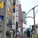 上野アメ横の平日混雑の様子。御徒町駅前からの風景。