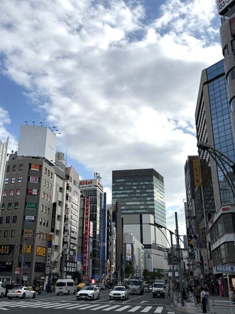 秋晴れの上野駅前交差点の様子（2025年10月10日撮影）