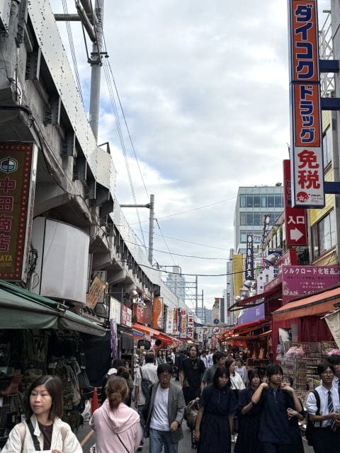 御徒町寄りのアメ横通りを歩く観光客の混雑の様子（2025年10月10日撮影）