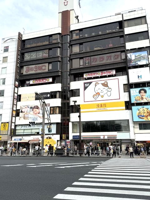 上野駅前の交差点付近の様子。休日で人通りが多い。