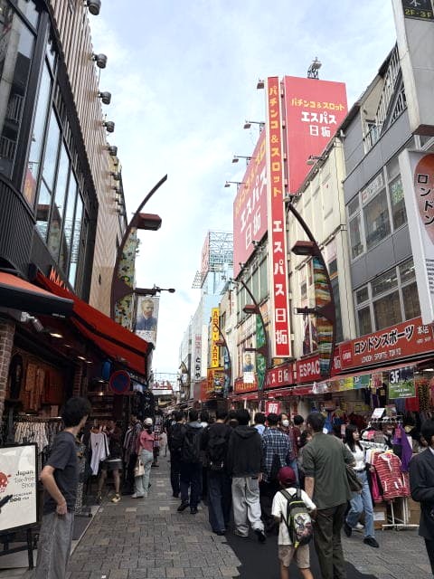 上野アメ横の入口付近。人通りが多く活気ある通り。