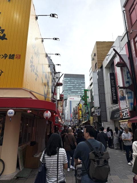 アメ横通り中央部。観光客や地元客が多く行き交っている。