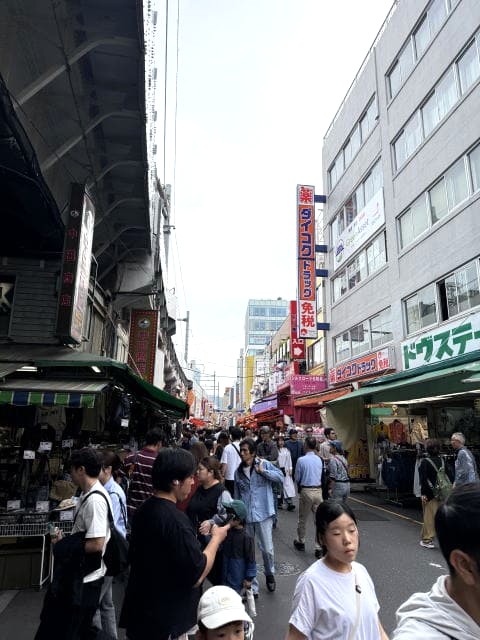 御徒町方面へ向かうアメ横通りの様子。観光客でにぎわっている。