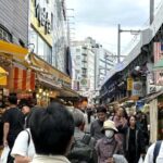 上野アメ横商店街の混雑風景　観光客でにぎわう様子