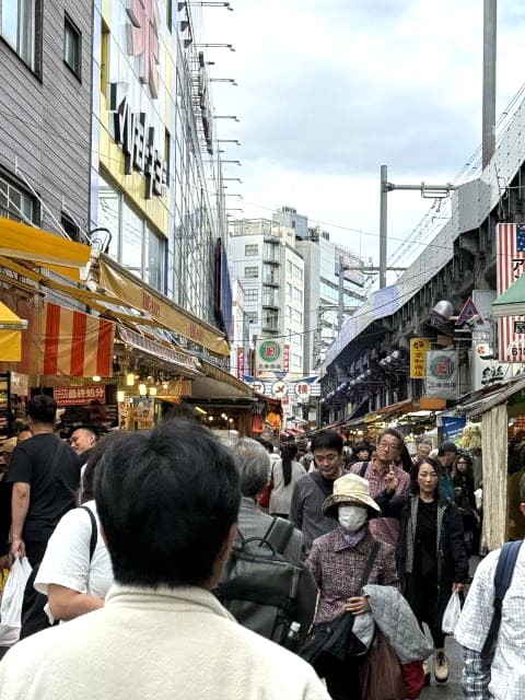 上野アメ横商店街の混雑した通り 観光客や買い物客でにぎわう様子