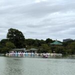 不忍池で穏やかに過ごす人たちの風景｜上野のくもり空と静かな午後