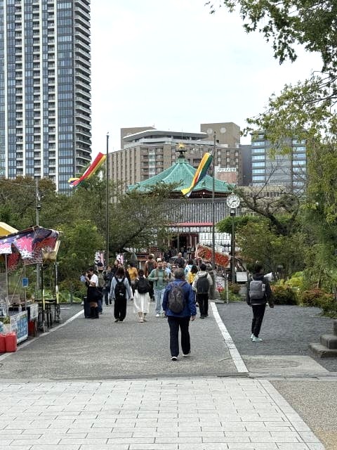 不忍池弁天堂への参道 屋台と人々の賑わい