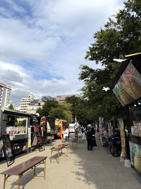 上野公園のキッチンカー通りと青空