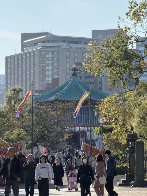 秋の不忍池弁天堂と屋台の賑わい（上野公園）
