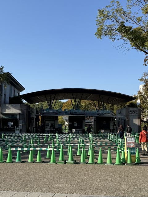 上野動物園 弁天門の入口付近の様子（秋晴れの日）