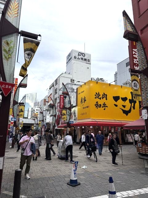 上野アメ横 御徒町側の入口付近。焼肉店や観光客でにぎわう通りの様子