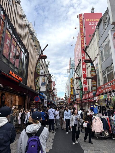 上野アメ横通りの中央エリア。雑貨店や洋服店の並ぶ通りに多くの人が行き交う