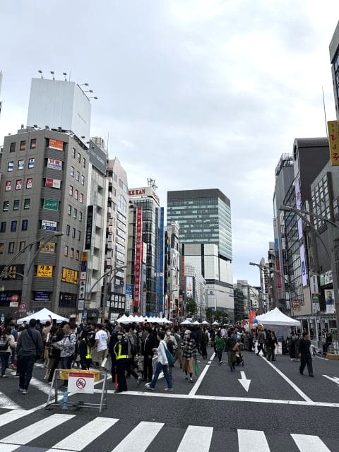 上野中央通りの歩行者天国と多くの人々の様子