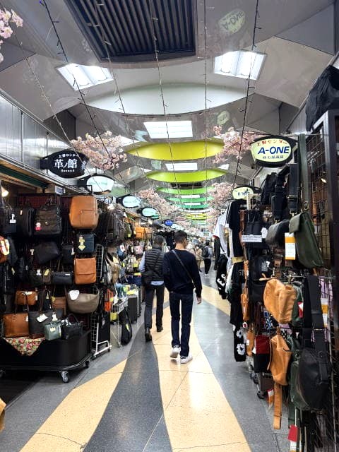 アメ横ウェルカムモールグリーン内の店舗通路 文化の日の買い物客