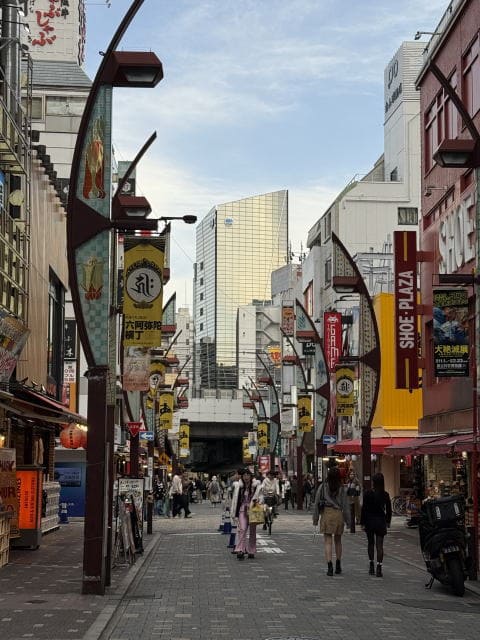 上野アメ横のメインストリートと人通りの様子