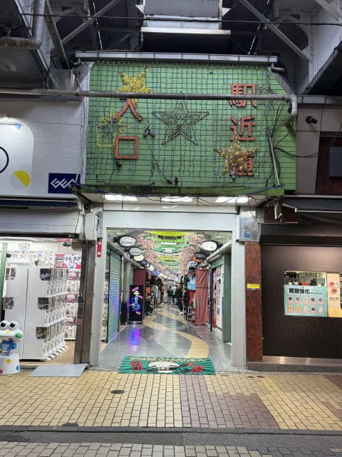 アメ横ウェルカムモールグリーンの入口と落ち着いた通りの様子