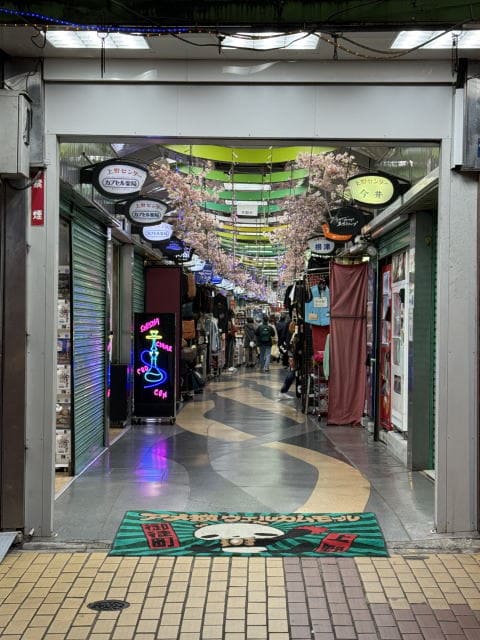 アメ横ウェルカムモールグリーン内部の様子、桜飾りと静かな人通り