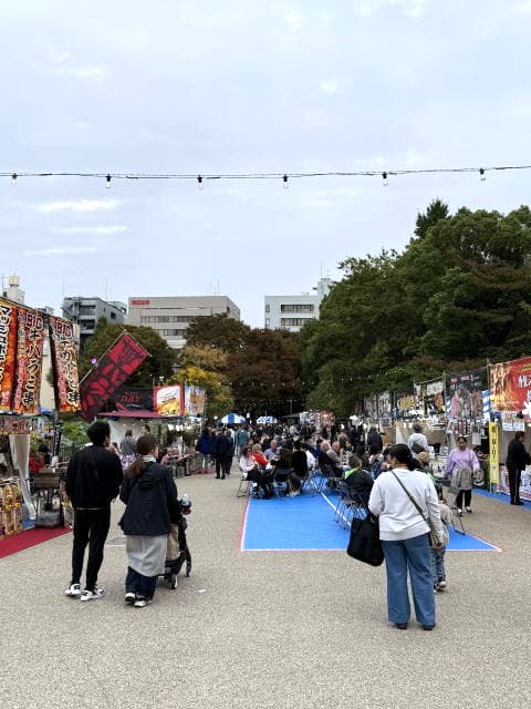 上野恩賜公園の水上音楽堂前に並ぶキッチンカーと屋台
